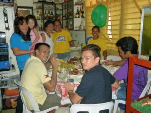 De gauche à droite : Tita Gina, sa fille, sa mère, Tita Salve, Tita Nati. Angal, JC